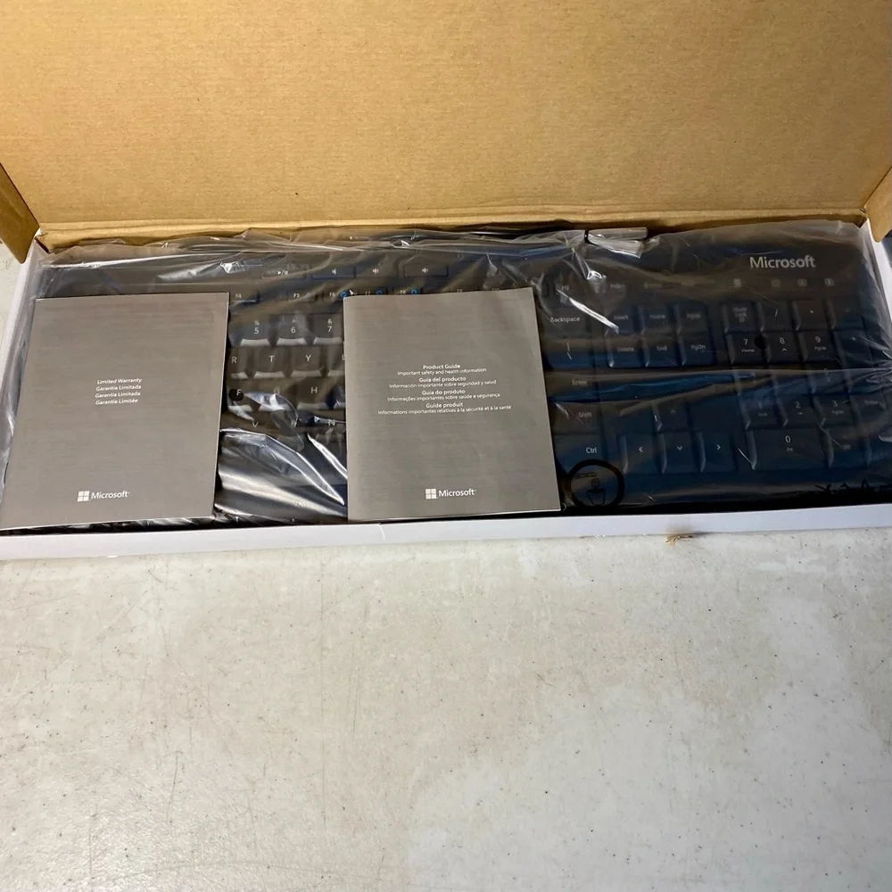 Microsoft Wired Keyboard 600 Black Model 1576 Quiet-Touch Keys Spill-Resistant
